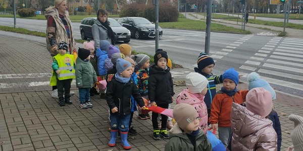 Dzieci obserwują ruch uliczny