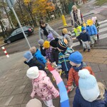 Dzieci przechodzą przez przejście dla pieszych.