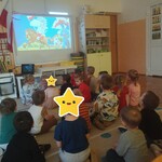 Dzieci oglądają film o Polsce.