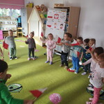 Dzieci tańczą z chorągiewkami.