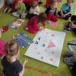 Dzieci wykonują plakat 1