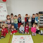 Grupa dzieci pozuje do zdjęcia 1