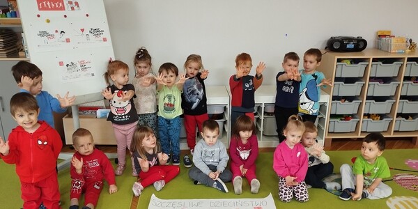 Grupa dzieci pozuje do zdjęcia 1