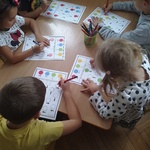Dzieci pracują przy stoliku
