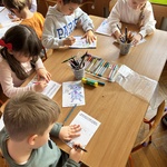 dzieci kolorują czuciaki