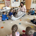 pani z dziewczynką rozkłada koc