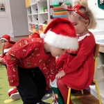 3 Chłopiec szuka ukrytej zagadki.