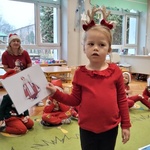 5 Dziewczynka odnajduje właściwy obrazek - rozwiązanie zagadki.
