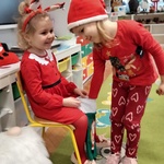 2 Dziewczynka szuka ukrytej zagadki.
