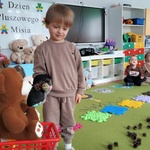 7 Chlopiec wrzuca szyszki do koszyka.