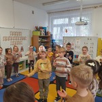 Dzieci tańczą w rytm muzyki.