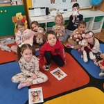 Dzieci układają puzzle z misiami.jpg