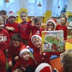 Dzieci rozpakowują prezenty (5).jpg
