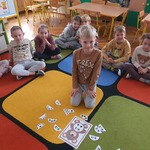 Chłopiec  na dywanie.