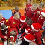 Dzieci rozpakowują prezenty (2)