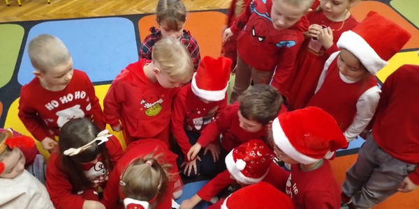 Dzieci rozpakowują prezenty (2)
