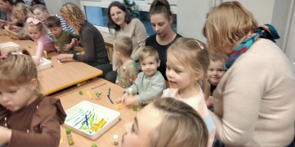 1 Dzieci razem z rodzicami wykonują kolorowy łańcuch na choinkę.
