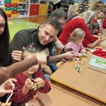 2 Wspólna praca dzieci i rodziców nad świątecznymi ozdobami.