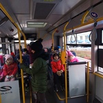 dzieci jadą autobusem.