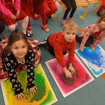 dzieci bawią się matami sensorycznymi