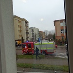MIKOŁAJ przed budynkiem przedszkola.