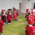 Dzieci bawią się w zaprzęgi Mikołaja.