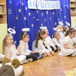 dziewczynka wykonuje instrumentację na dzwonkach.