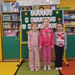 DZiewczynki śpiewają piosenkę (2).