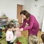Pani dyrektor wręcza nagrodę.