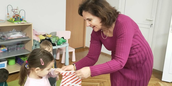 Pani dyrektor wręcza nagrodę.