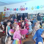 Dzieci naśladują ruchy prowadzącego 
