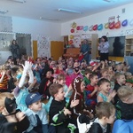 Dzieci naśladują ruchy prowadzącego 