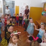 Dzieci tańczą podczas zabawy karnawałowej 