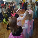 Dzieci tańczą podczas zabawy karnawałowej 