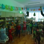 Dzieci tańczą podczas zabawy karnawałowej