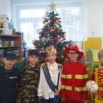 Dzieci z grupy V w strojach karnawałowych 