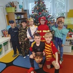 Dzieci z grupy V w strojach karnawałowych 
