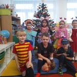 Dzieci z grupy V w strojach karnawałowych 