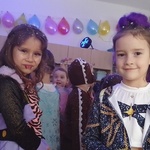 Dzieci z grupy V w strojach karnawałowych 