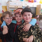 Dzieci z grupy V w strojach karnawałowych 