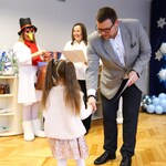 Laura odbiera nagrodę.jpg