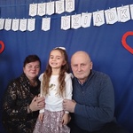 Dziewczynka z babcią i dziadkiem.