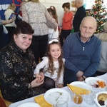 Laura z babcią i dziadkiem.