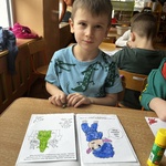 chłopiec koloruje zadania projektowe