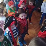 Dzieci bawią się na balu karnawałowym2.