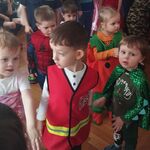 Dzieci bawią się na balu karnawałowym.
