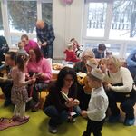 Dzieci dają Dziadkom przygotowane prezenty.