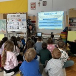 dzieci oglądają prezentację multimedialną.