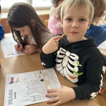 dzieci wypełniają kartę pracy.