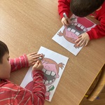 chłopcy z kartami pracy.